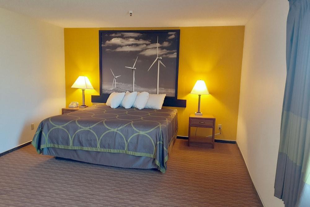 Super 8 By Wyndham Pratt Hotell Exteriör bild