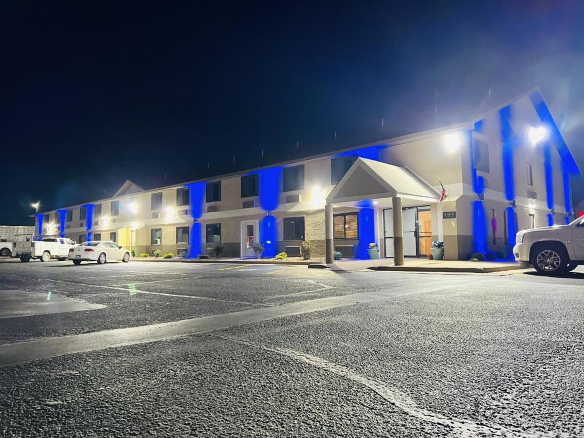 Super 8 By Wyndham Pratt Hotell Exteriör bild