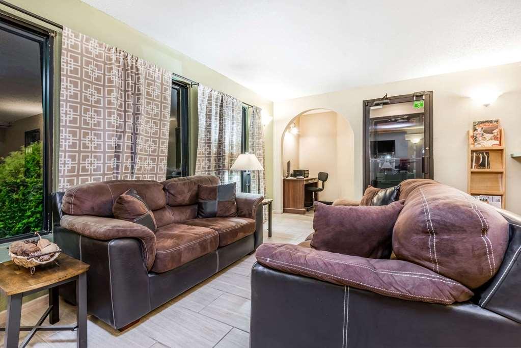 Super 8 By Wyndham Pratt Hotell Inreriör bild