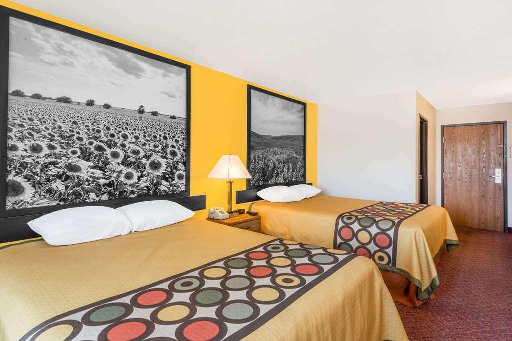 Super 8 By Wyndham Pratt Hotell Rum bild