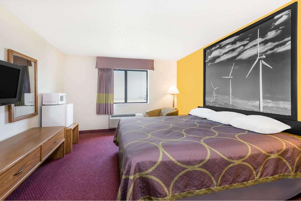 Super 8 By Wyndham Pratt Hotell Rum bild