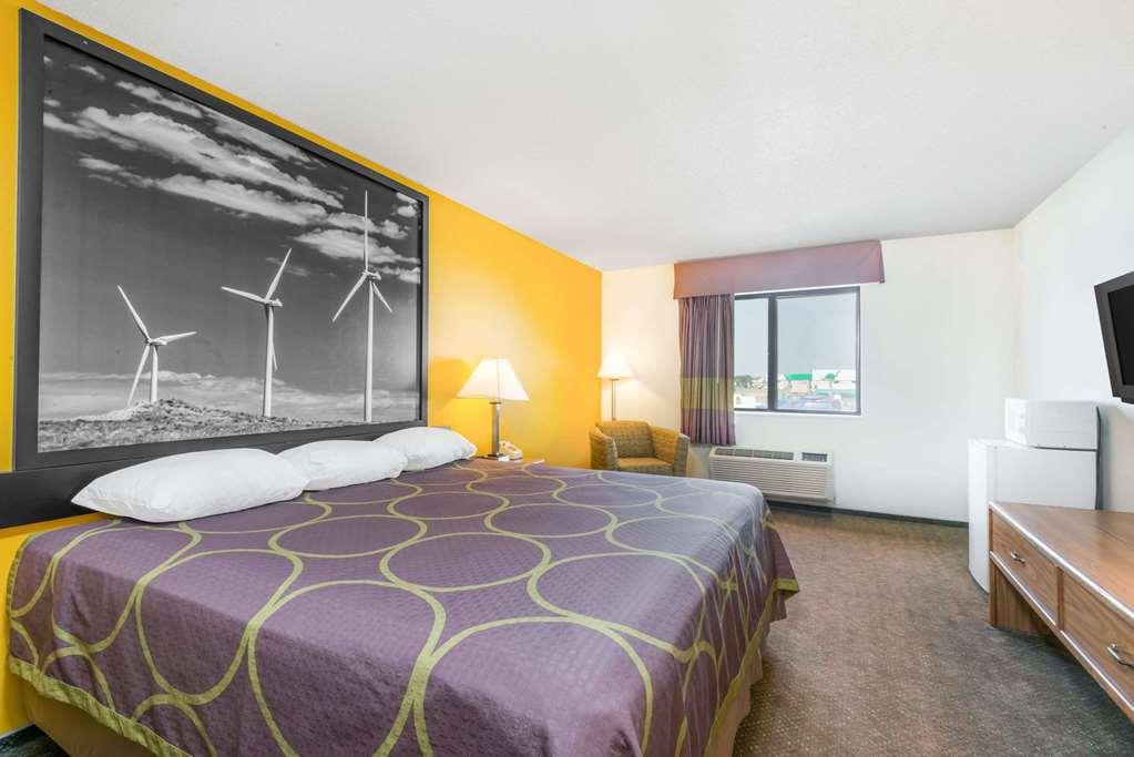 Super 8 By Wyndham Pratt Hotell Rum bild
