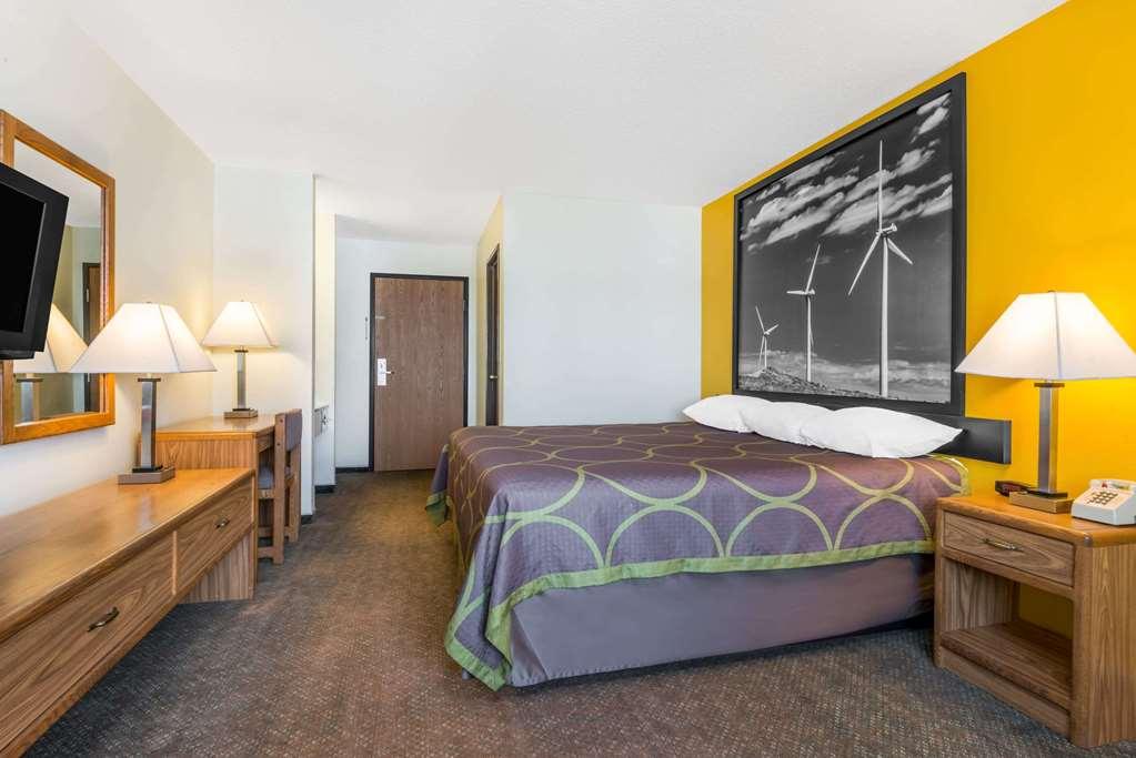 Super 8 By Wyndham Pratt Hotell Rum bild