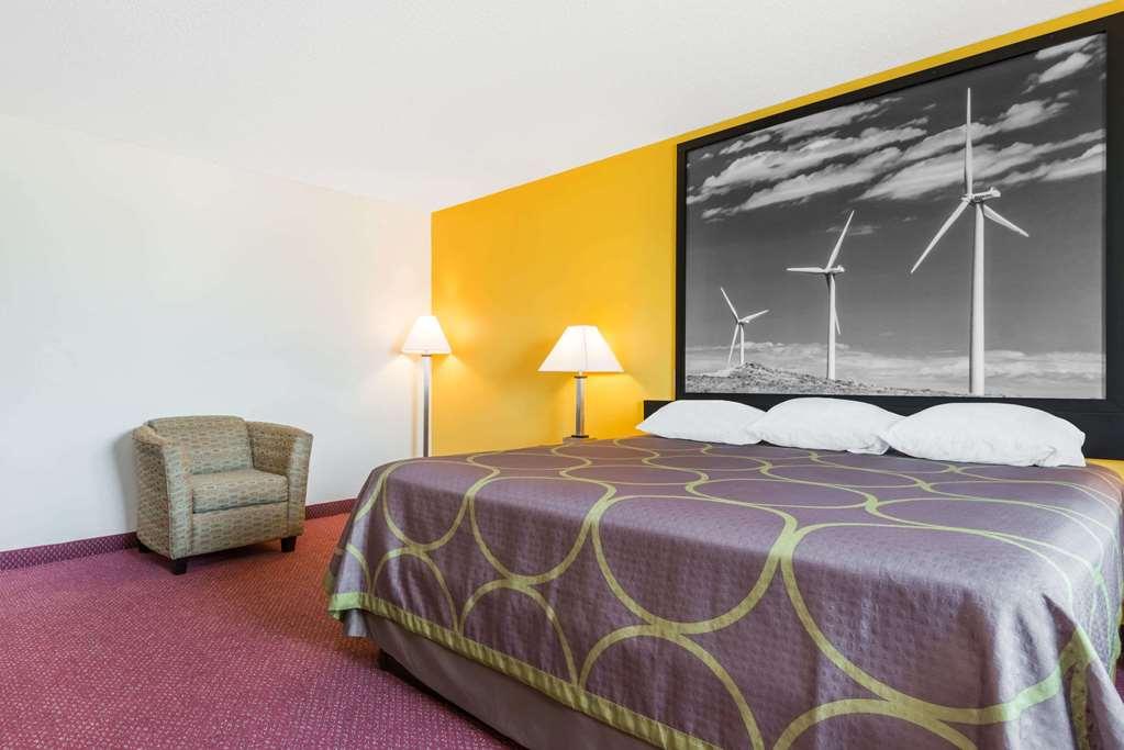 Super 8 By Wyndham Pratt Hotell Rum bild