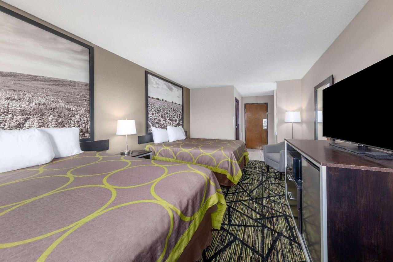 Super 8 By Wyndham Pratt Hotell Exteriör bild