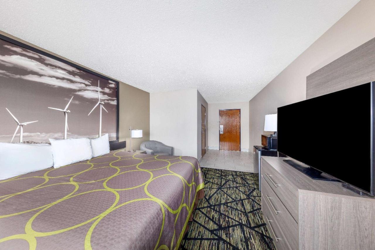Super 8 By Wyndham Pratt Hotell Exteriör bild