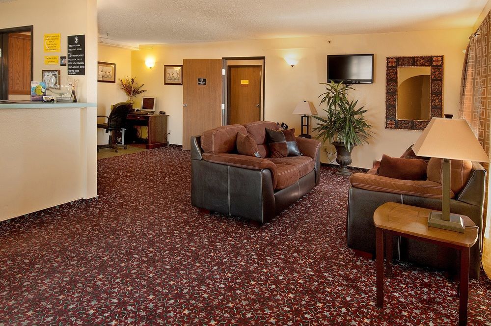 Super 8 By Wyndham Pratt Hotell Exteriör bild