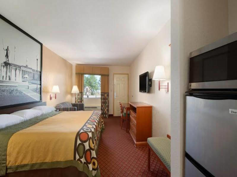 Super 8 By Wyndham Pratt Hotell Exteriör bild